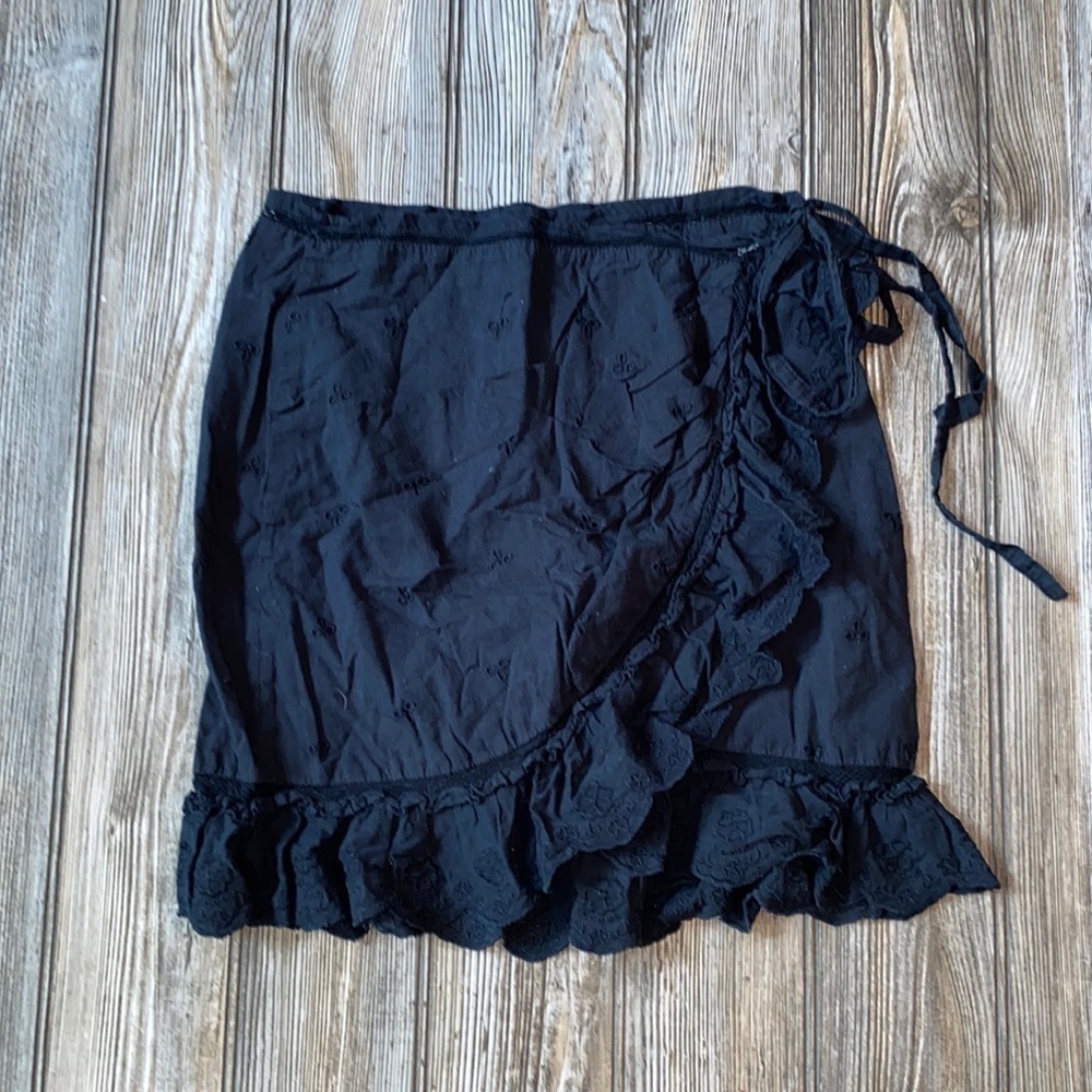 Urban Outfitters wrap skirt  black eyelet‎ ruffled xs
